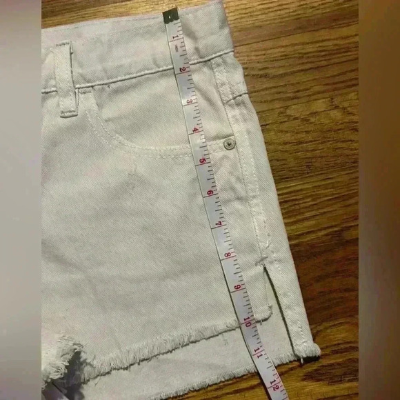 Free People White‎ Frayed Denim Shorts, Size 26 - Picture 5 of 8
